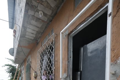 A la familia Gómez Bajaña le ‘volaron’ la puerta, tuvieron que colocar la refrigeradora para tapar el espacio.