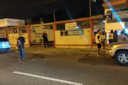 Al lugar, llegaron familiares de la mujer quienes protagonizaron escenas de dolor pero no quisieron pronunciarse al respecto de lo sucedido.