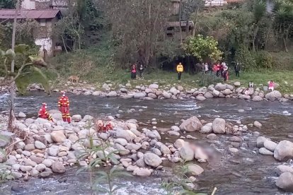 Bomberos de Cuenca participaron en la recuperación de la víctima desnuda.
