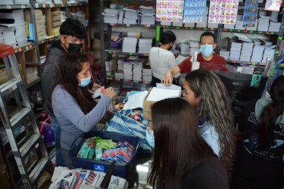Las papelerías están a reventar; mamás y papás llevan las listas de útiles.