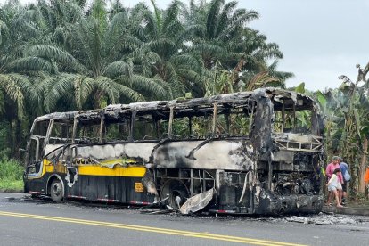 En este estado quedó el expreso de personal tras el incendio por el impacto.