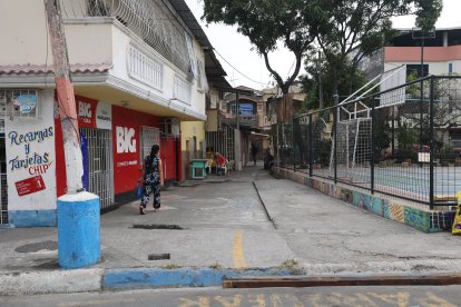 En este lugar estaba parada la víctima cuando fue atacada a tiros. Se encontraron 17 indicios balísticos.