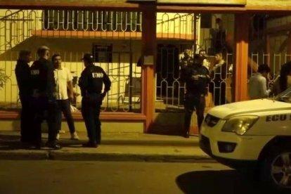 La pareja fue dejada por un pariente en la recepción del hostal, a las 00:20 de este domingo 28 de agosto de 2022. Después se reportó la emergencia