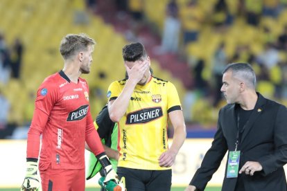 La cara triste de Javier Burrai, Paco Rodrpiguez y Luigi Machiavello lo dice todo en Barcelona.