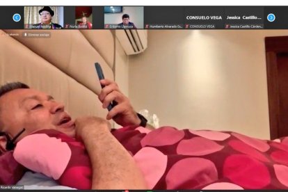 Esta vez no es por sus comentarios ni por pedir receso para ir a comer, sino por sesionar desde su cama.