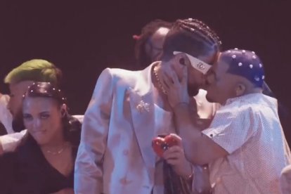 Viral. En redes sociales, el acto del puertorriqueño durante la canción 'Tití me preguntó' fue la sensación entre sus seguidores.