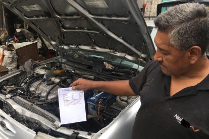 El maestro Rolando muestra la nota de recepción donde se detalla cómo llega el vehículo.