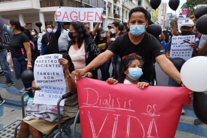 Pacientes renales y dializadores han realizado 75 plantones para exigir los pagos.