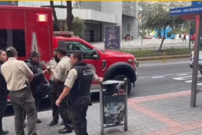 El proyectil le lesionó el brazo derecho a la mujer, quien fue socorrida por los paramédicos de una ambulancia del Cuerpo de Bomberos Quito