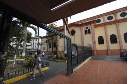 La pelea se registró en los exteriores de una iglesia en Guayaquil.