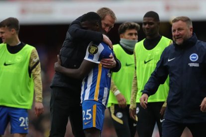 Moisés Caicedo junto a su entrenador, Graham Potter, tras un duelo con el Brighton.