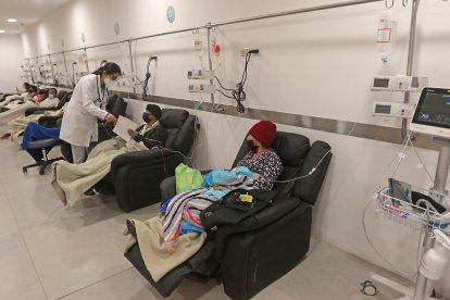 Imagen de Archivo de pacientes recibiendo atención en una sala de diálisis de Solca.