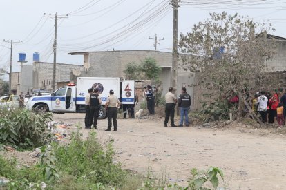 Agentes de la Policía realizaron el levantamiento y trasladaron el cadáver a Criminalística, en Guayaquil.