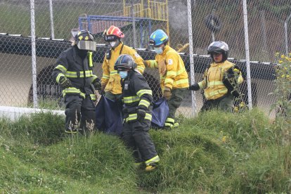 El cadáver fue retirado del sitio con la ayuda de miembros del Cuerpo de Bomberos de Quito.