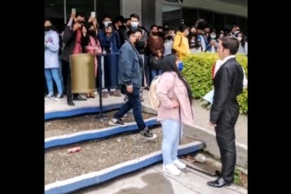 Viral. El joven le cayó con un ramo esperando que regrese con él.