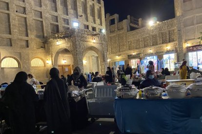 A este nivel es la oferta de comida en Souq Waqit. Ojo, aquí solo hay mujeres árabes atendiendo.