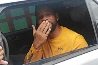 Momento en el que el actor subió a un a carro.