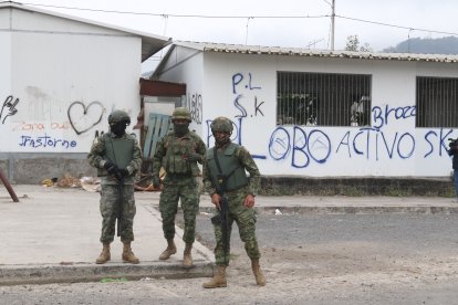 Militares patrullaban ayer por las calles y callejones de Socio Vivienda 2.