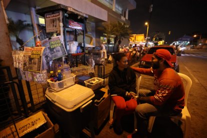 En sus amanecidas por la zona lo acompaña su pareja. Tomalá también pasa allí en las mañanas y se gana la vida vendiendo diarios.