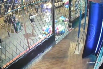 El uniformado amenazó con su arma al vigilante del bar y a otros ciudadanos.