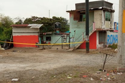 El cruce de balas entre el uniformado y los delincuentes se dio en el interior de un 'chongo'.