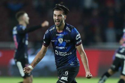Lautaro Díaz de Independiente celebra un gol, en un partido de las semifinales de la Copa Sudamericana entre Independiente del Valle y Melgar en el estadio Rodrigo Paz.