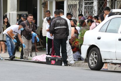 Víctor Chila (camiseta naranja) estaba desconsolado por la muerte de su hijo.