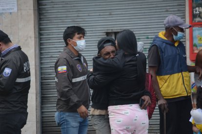 Allegados de la víctima lloraban afuera de la tienda donde quedó el cuerpo.
