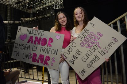 Isabella Banda y Ana Ponce llevaron carteles para que la artista los leyera. Ana quería que Tini la invitara a bailar con ella.