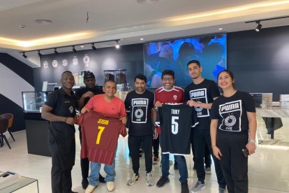 Al Sadd y los obsequios para los ecuatorianos que visitaron Catar, Jerson Ruiz y Bolívar Holguín.