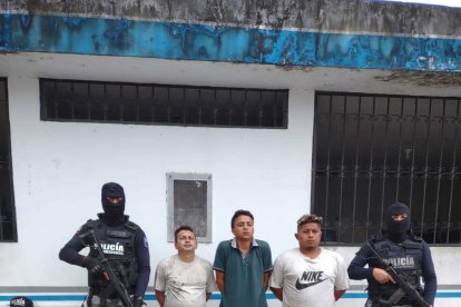 A Pedro Fernando Loor Gorozabel (pantaloncillo rojo) lo hallaron muerto en la celda. Los otros dos sospechosos están en prisión.