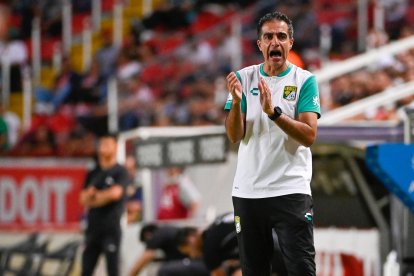 El estratega Renato Paiva no ha tenido un buen arranque con el León de México.