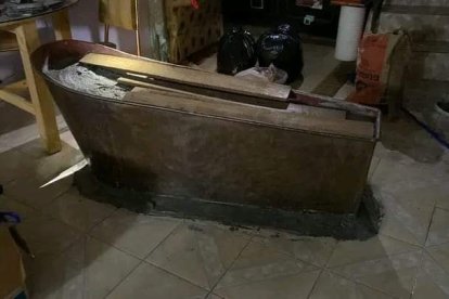 La tina, hallada en el sótano de la casa del occiso estaba tapada con cemento.