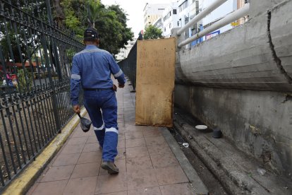 En el callejón que separa la iglesia y el paso elevado colocaron una madera en la que piden que no se use el lugar como baño.