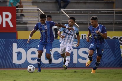 9 de Octubre (azul) se encuentra comprometido con el descenso a la Serie B.