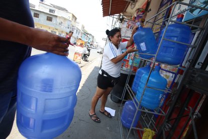 Varias personas optaron por adquirir botellones de agua para suplir la necesidad.