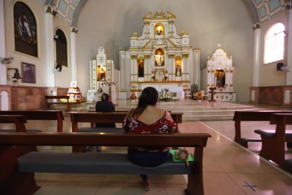 Según el sacerdote, solo recibe de cinco a seis personas en sus misas diarias.