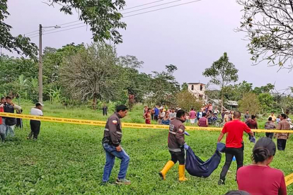 El cuerpo de la niña fue sacado la tarde del domingo y llevado al departamento forense.