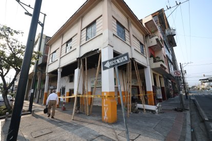 La planta baja del inmueble fue cercada con una cinta que dice "peligro".