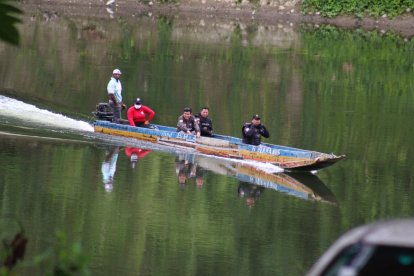 Con ayuda moradores en canoas recuperaron los cuerpos.