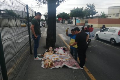 Las menores de edad estaban acostadas en el parterre. El  hombre sostenía el suero y la mujer el bolso con el dinero.