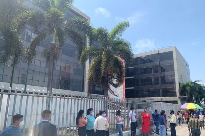 Usuarios y funcionarios fueron evacuados debido a la emergencia.