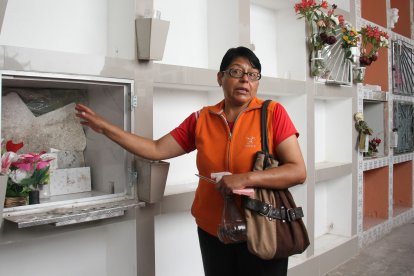 Yolanda López escondió la lápida de la tumba de su padre hasta comprar otra protección.