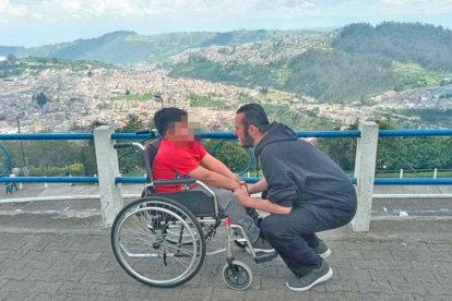 Ariel fue diagnosticado con Duchenne hace cinco años. Su padre ha hecho de todo para ‘comprarle’ más tiempo.