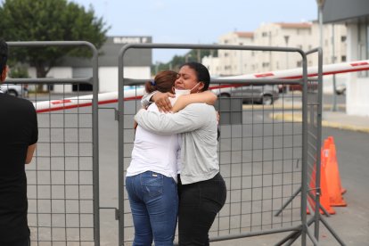 Susana Andrade recibe el consuelo de su pariente por la muerte de su hija.