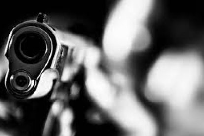 Hombre acribillado fuera de una mecánica