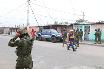 Militares custodian el plan habitacional Socio Vivienda 2, luego de las balaceras.