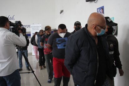 El anciano registra 12 antecedentes penales, la mayoría por estafa. Como parte de la evidencia se incautaron 20 tarjetas de débito.