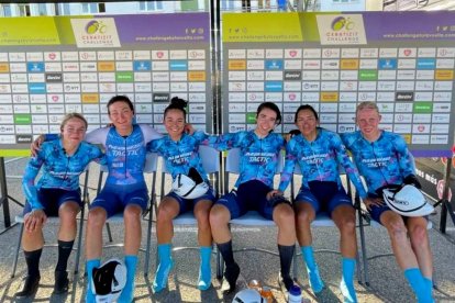 Miryam Núñez (segunda desde la derecha) junto a sus compañeras del Massi Tactic tras la exigente contrarreloj de 19,9 kilómetros.