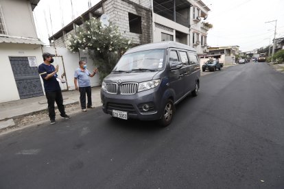 Las ‘naves’ de los vecinos ahora transitan sin problema por la calle pavimentada.